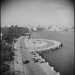 ...dalla terrazza del secondo invece il fotografo riprese il lungomare di Bari, senza per i suoi iconici lampioni in ghisa che furono smantellati durante il conflitto per costruire armi

(F. Alexander Turnbull Library, Welligton, NZ. Ref. DA-04528-F)